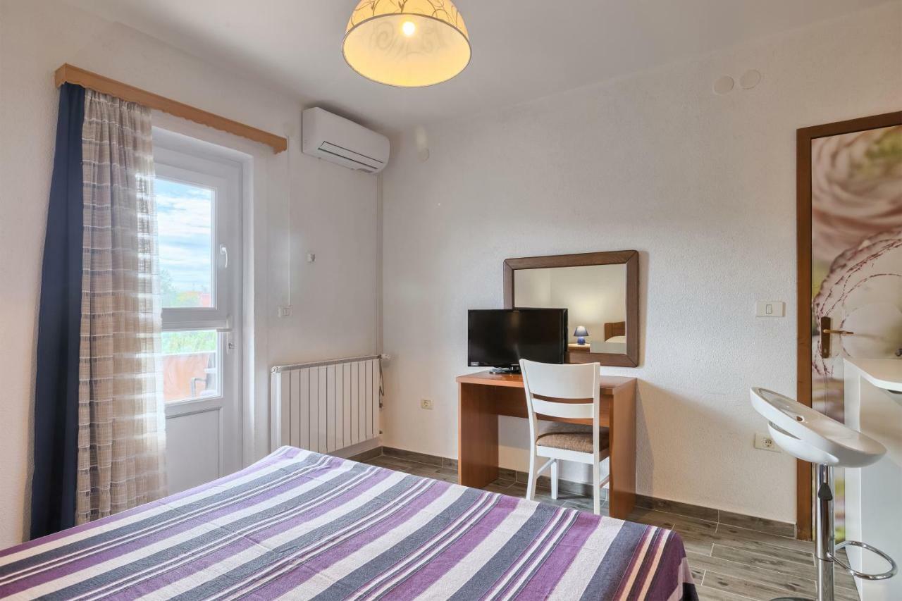 Vila Milla Premantura Exteriör bild