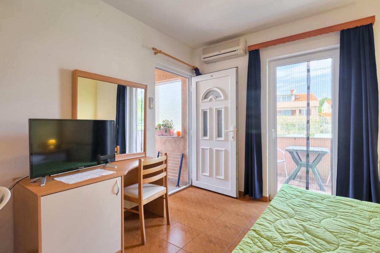 Vila Milla Premantura Exteriör bild