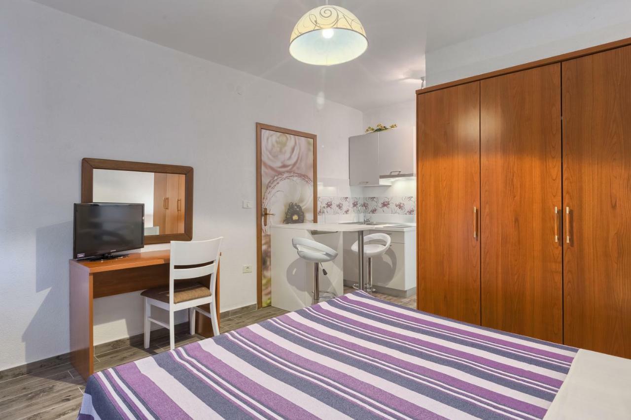 Vila Milla Premantura Exteriör bild