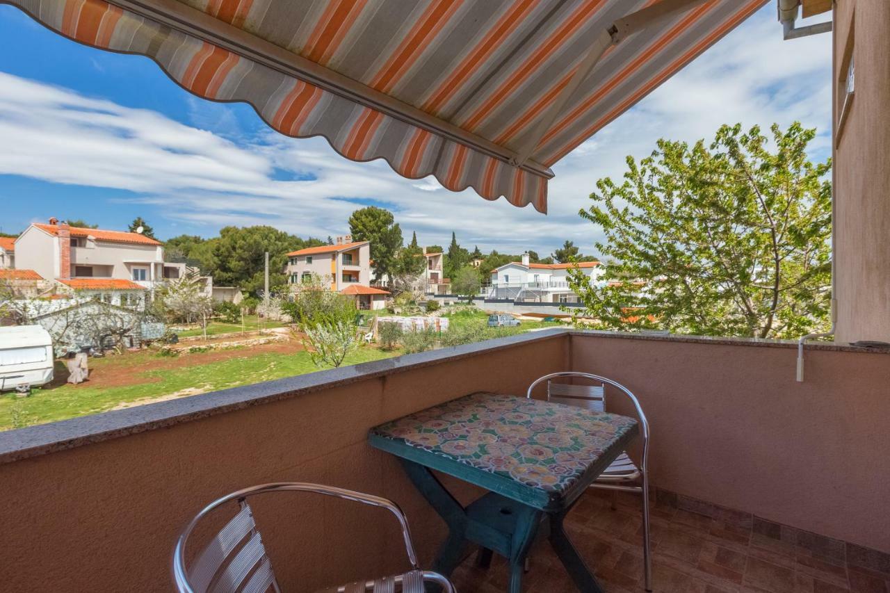 Vila Milla Premantura Exteriör bild