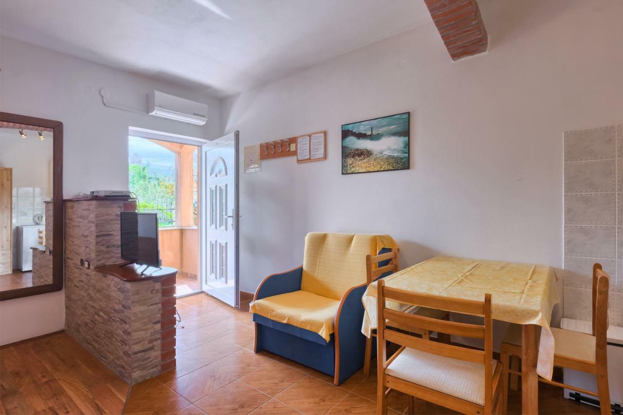Vila Milla Premantura Exteriör bild