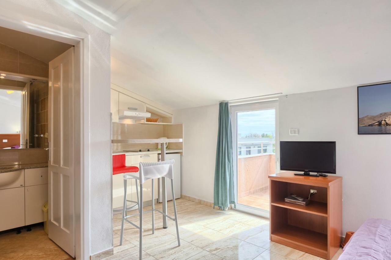 Vila Milla Premantura Exteriör bild