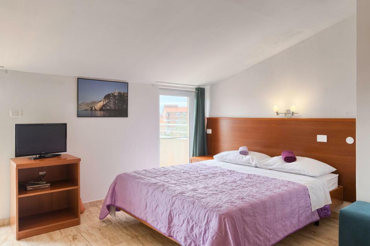 Vila Milla Premantura Exteriör bild