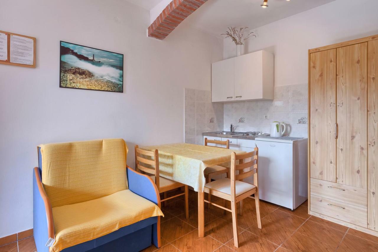 Vila Milla Premantura Exteriör bild