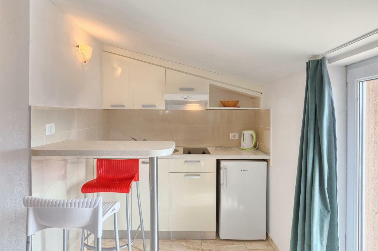 Vila Milla Premantura Exteriör bild