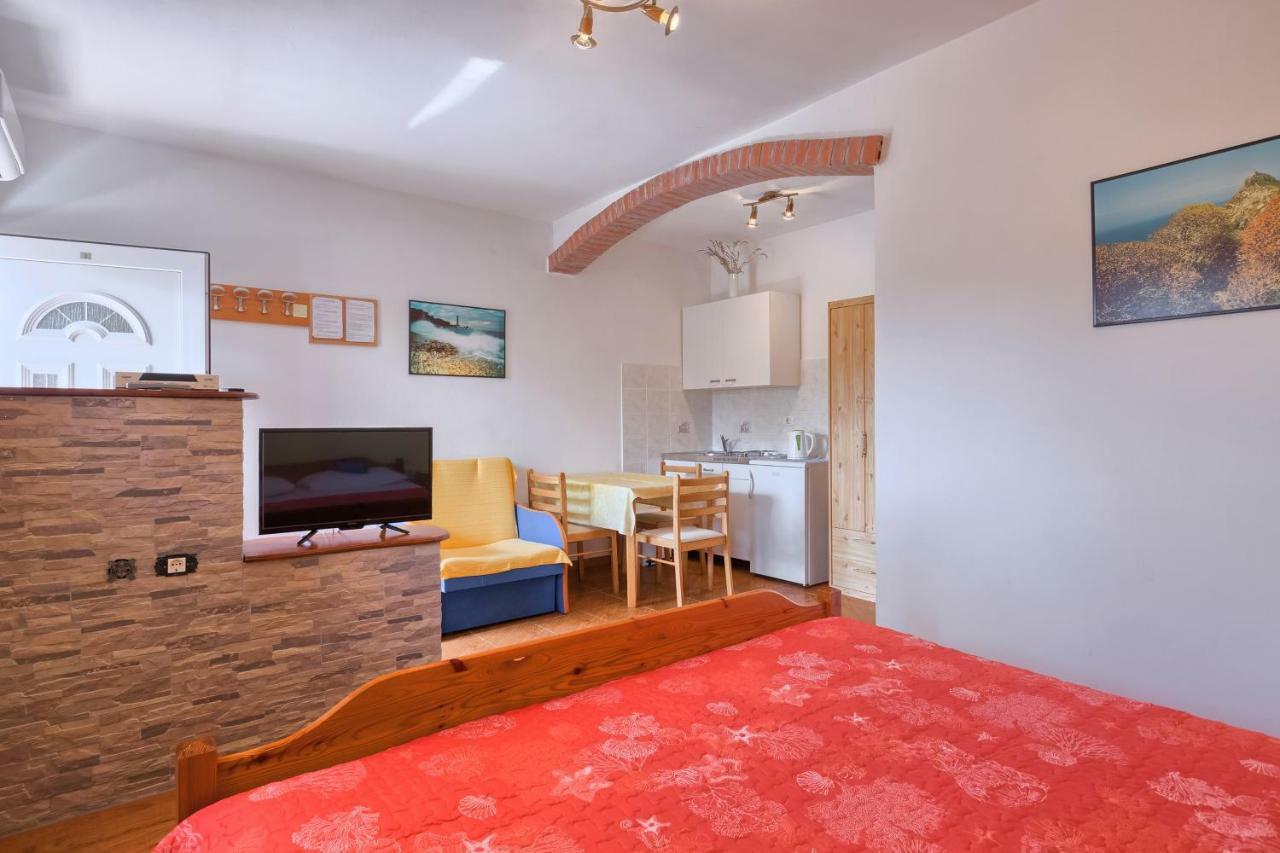 Vila Milla Premantura Exteriör bild