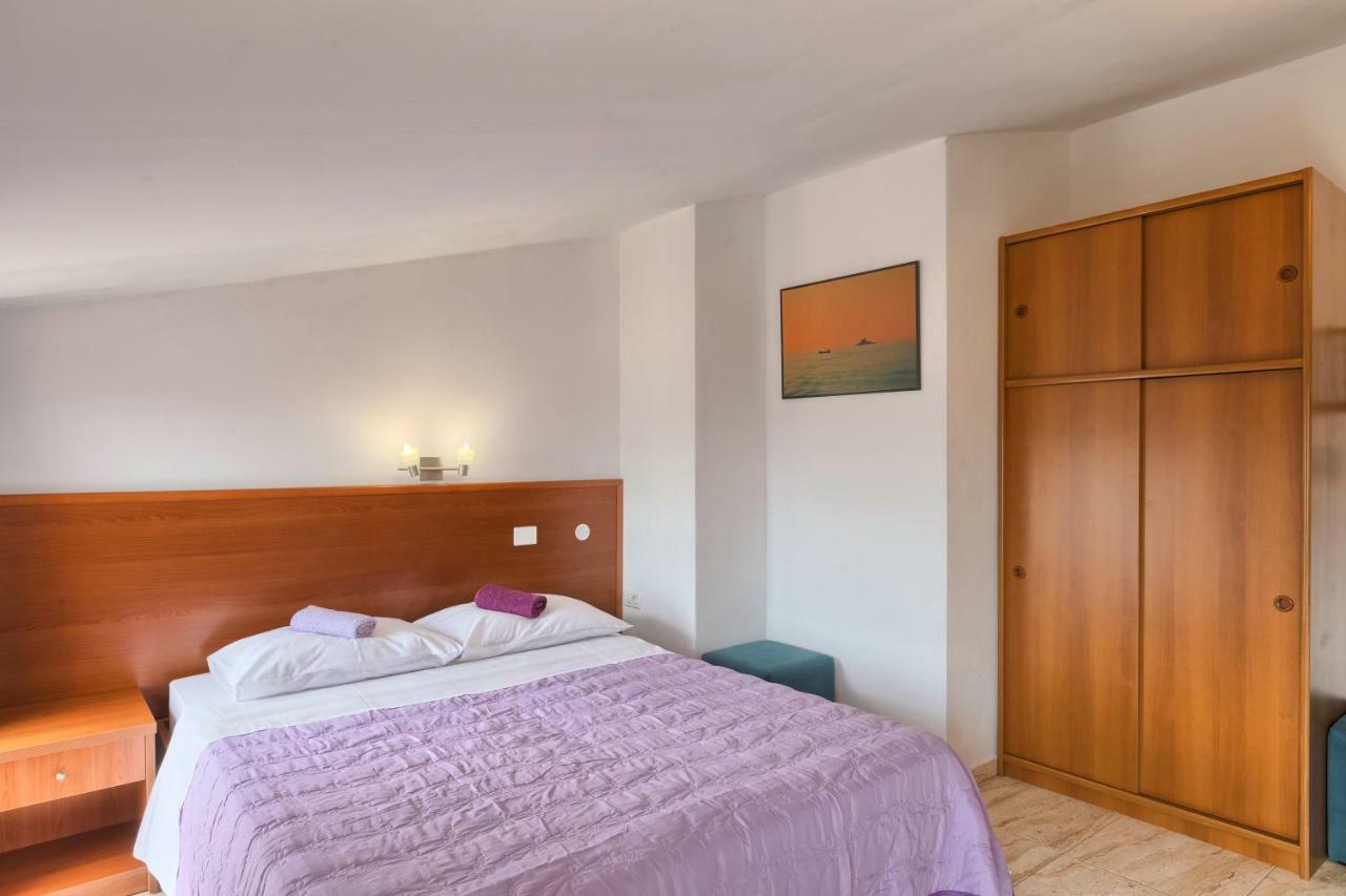 Vila Milla Premantura Exteriör bild