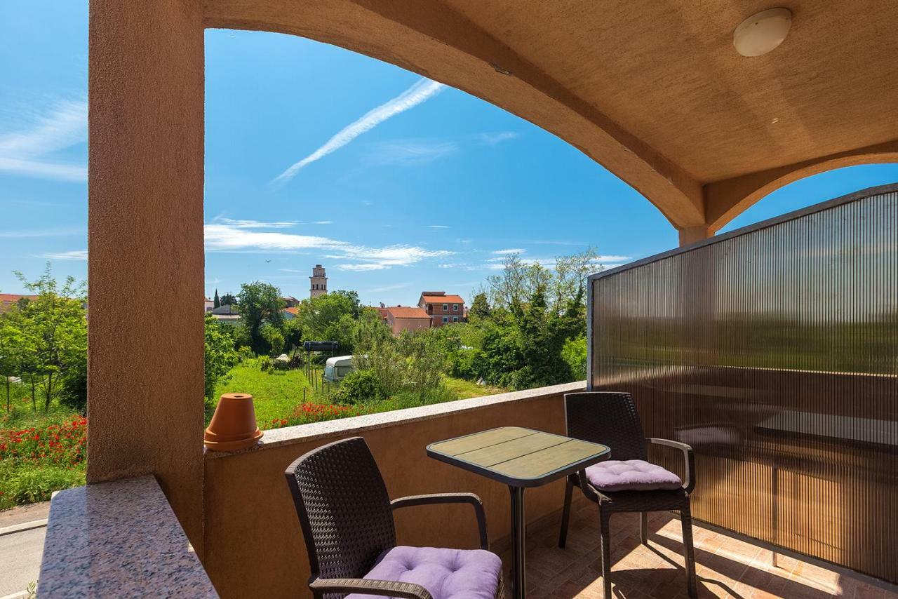 Vila Milla Premantura Exteriör bild