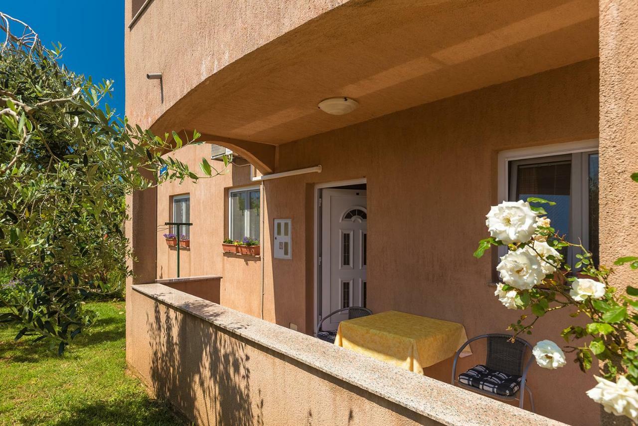 Vila Milla Premantura Exteriör bild