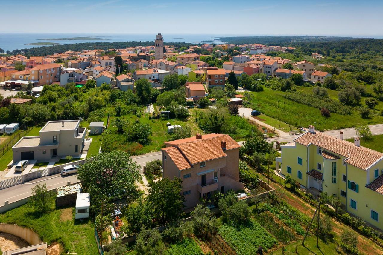 Vila Milla Premantura Exteriör bild