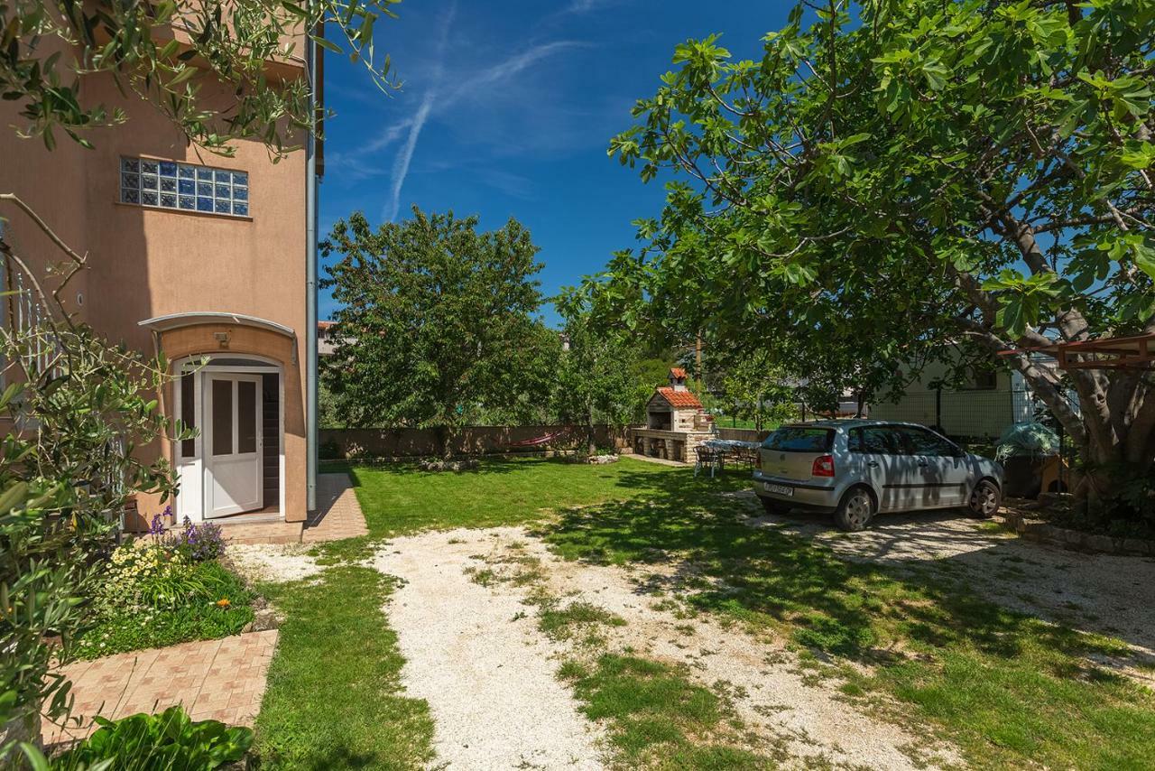 Vila Milla Premantura Exteriör bild
