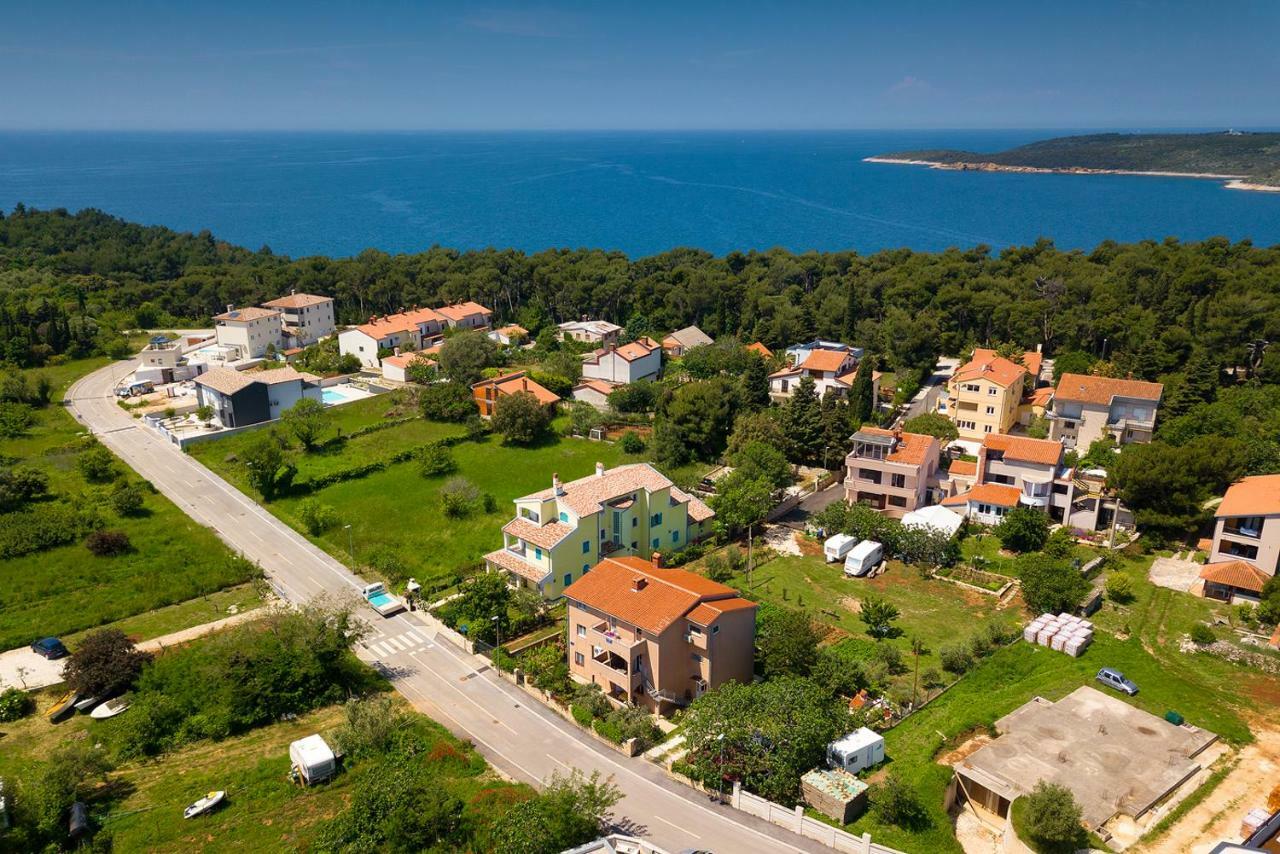 Vila Milla Premantura Exteriör bild