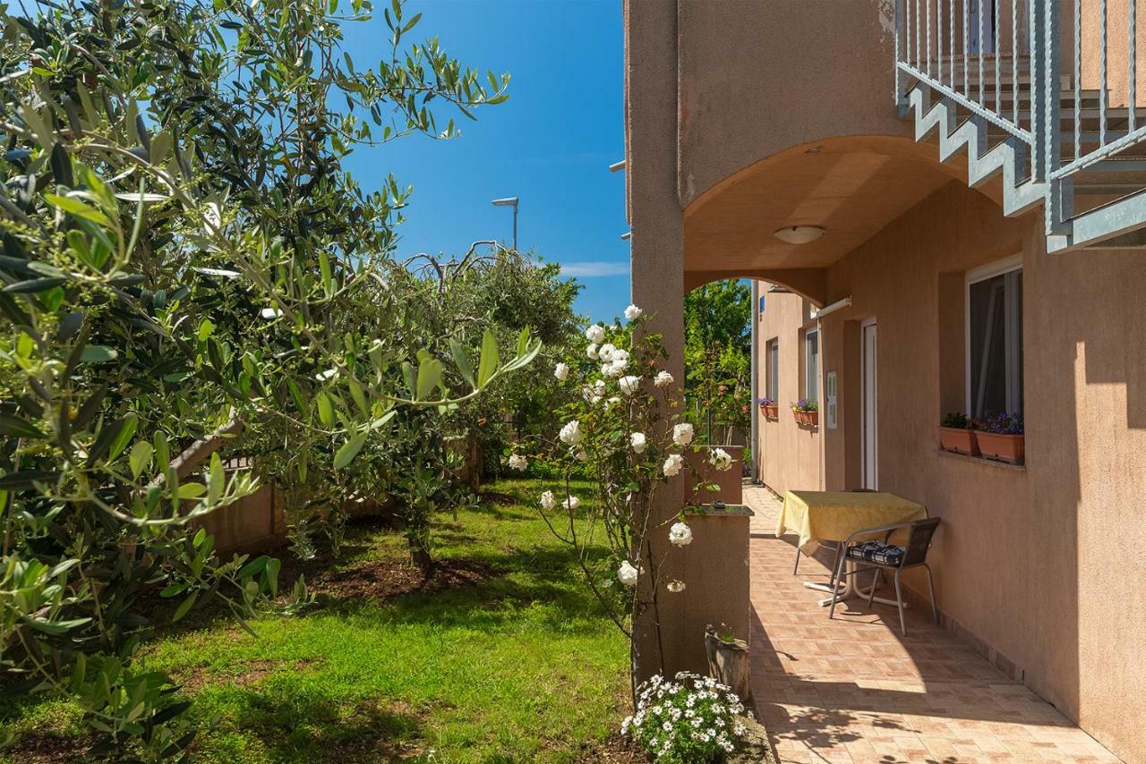 Vila Milla Premantura Exteriör bild