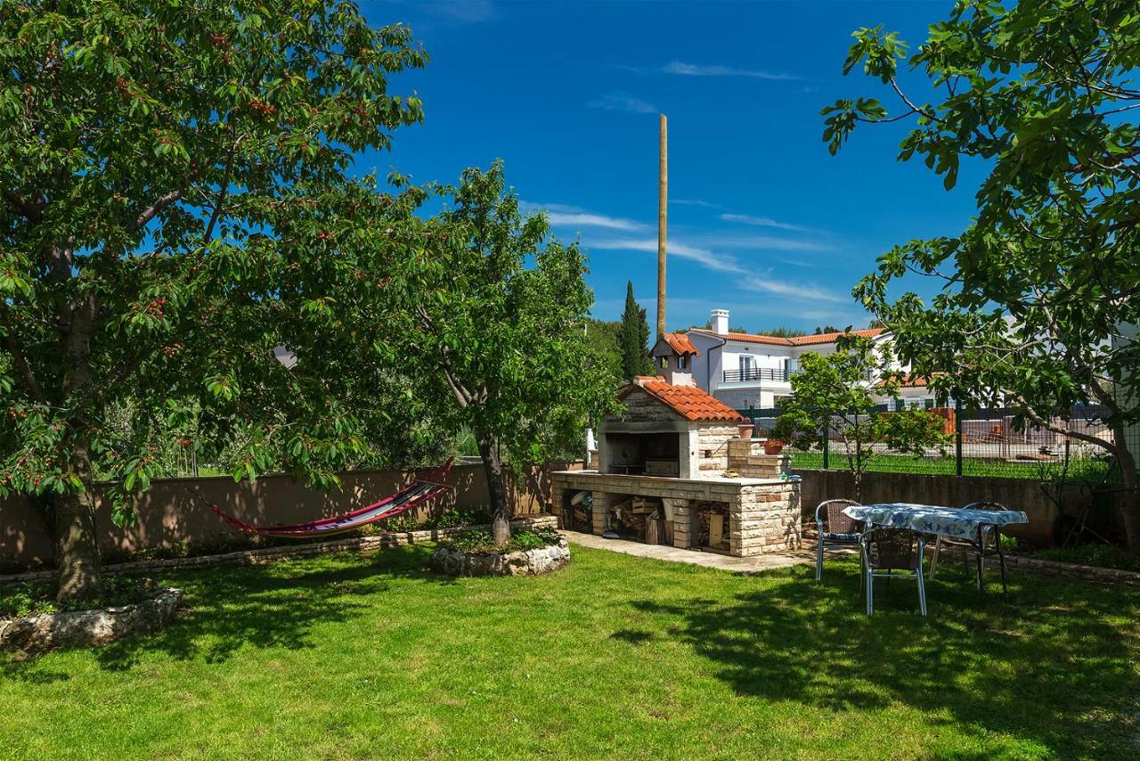 Vila Milla Premantura Exteriör bild