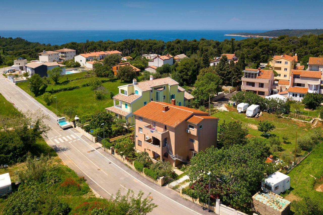 Vila Milla Premantura Exteriör bild