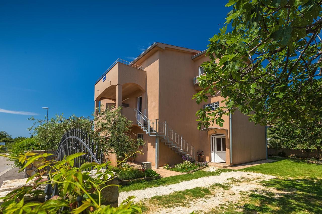 Vila Milla Premantura Exteriör bild